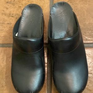 Dansko Sonya black leather clogs/mules 42